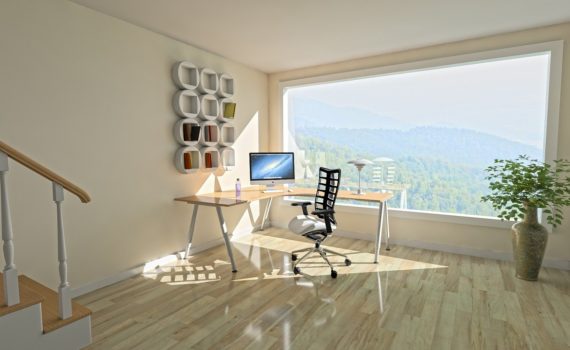 otthoni iroda íróasztallal, székkel, képernyővel és szép kilátással