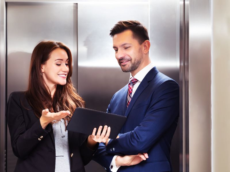 liftben bemutatkozó vállalkozó nő és férfi