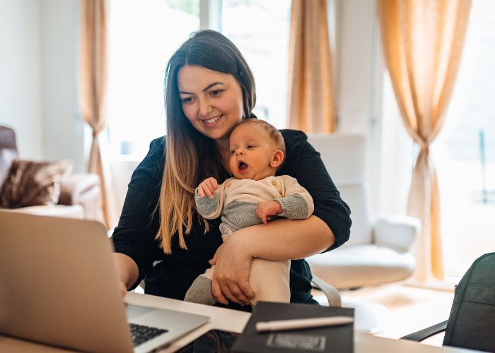 online vállalkozó nő kisbabával az ölében